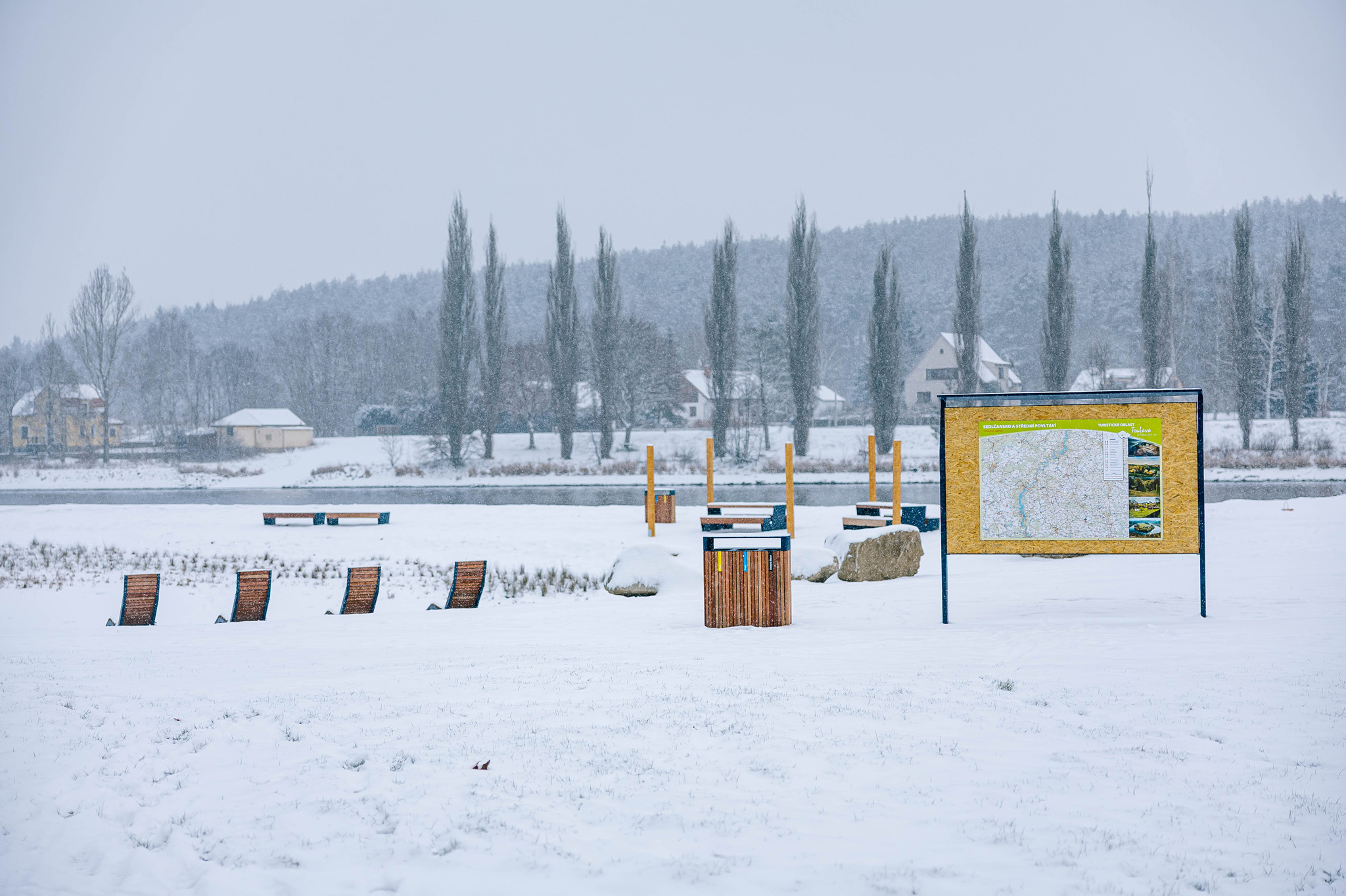 Povodňový park přivítal první návštěvníky včetně odvážných otužilců