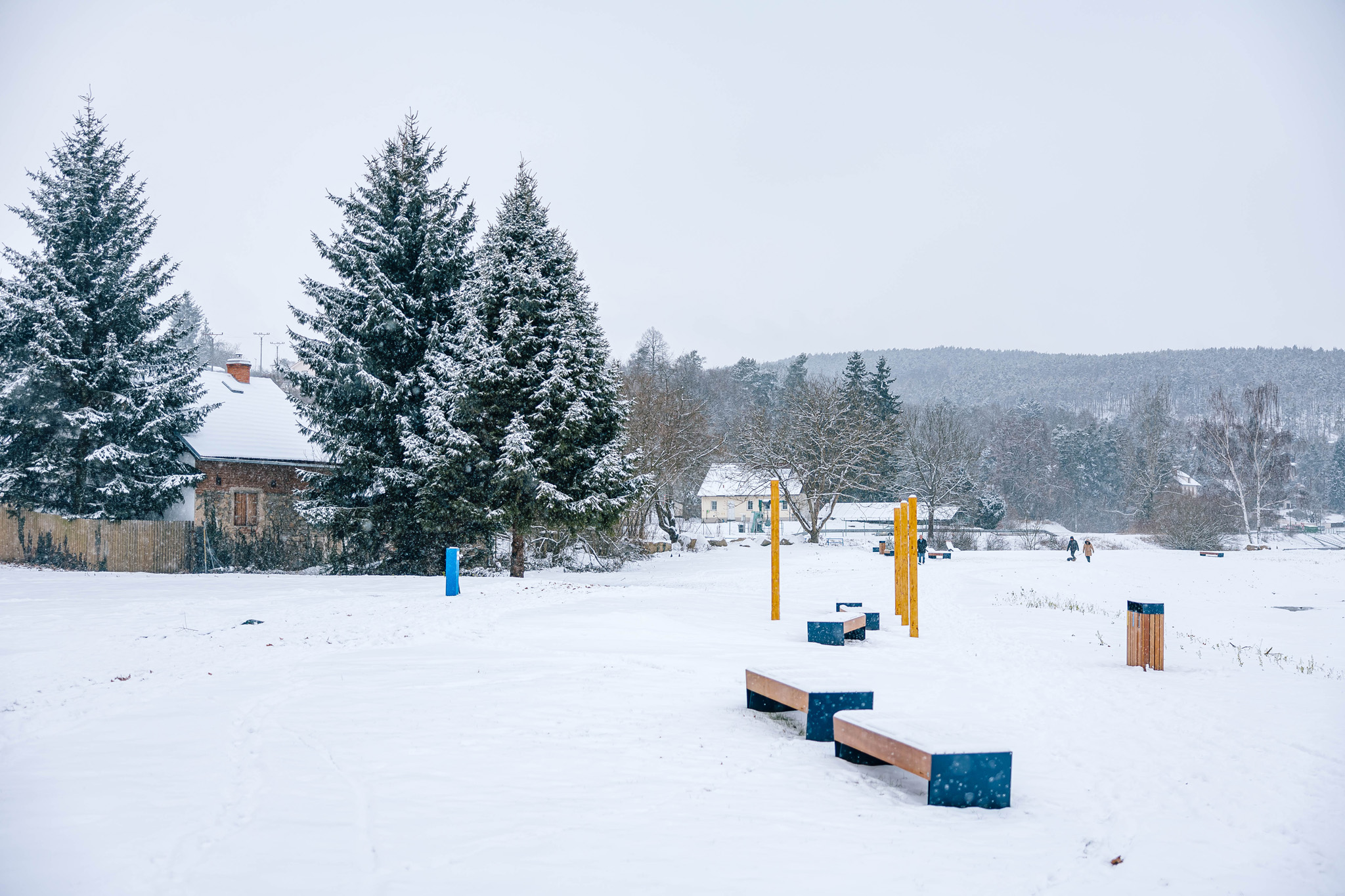 Povodňový park přivítal první návštěvníky včetně odvážných otužilců