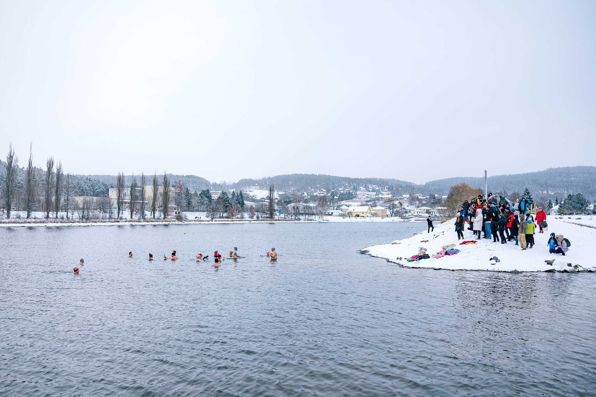 Povodňový park přivítal první návštěvníky včetně odvážných otužilců