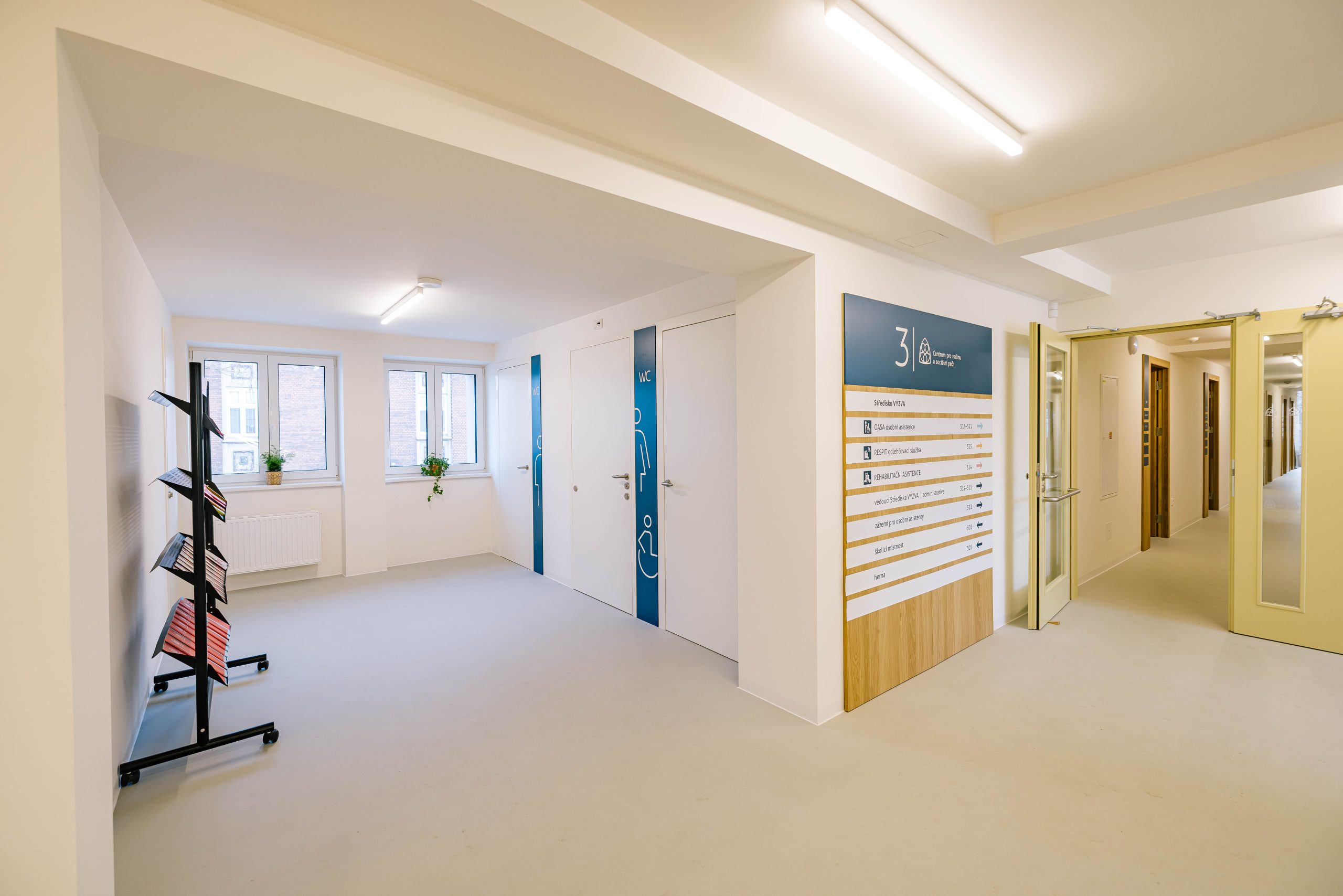 „Chodba s orientační tabulí a dveřmi, moderní interiér budovy.“