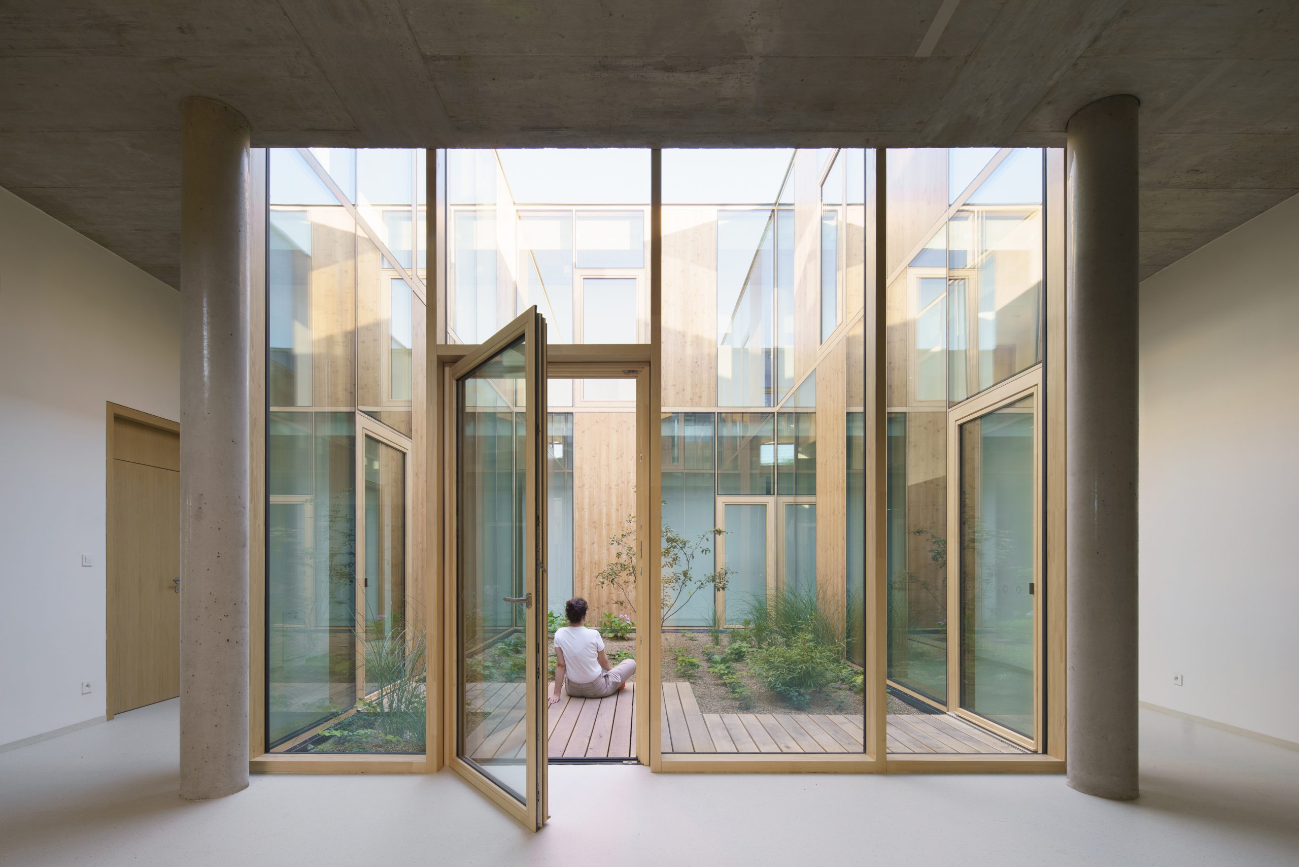 Dřevo, sklo, beton a spousta světla. Dětský hospic Dům pro Julii boduje díky promyšlenému architektonickému konceptu. Foto: Alex shoots buildings