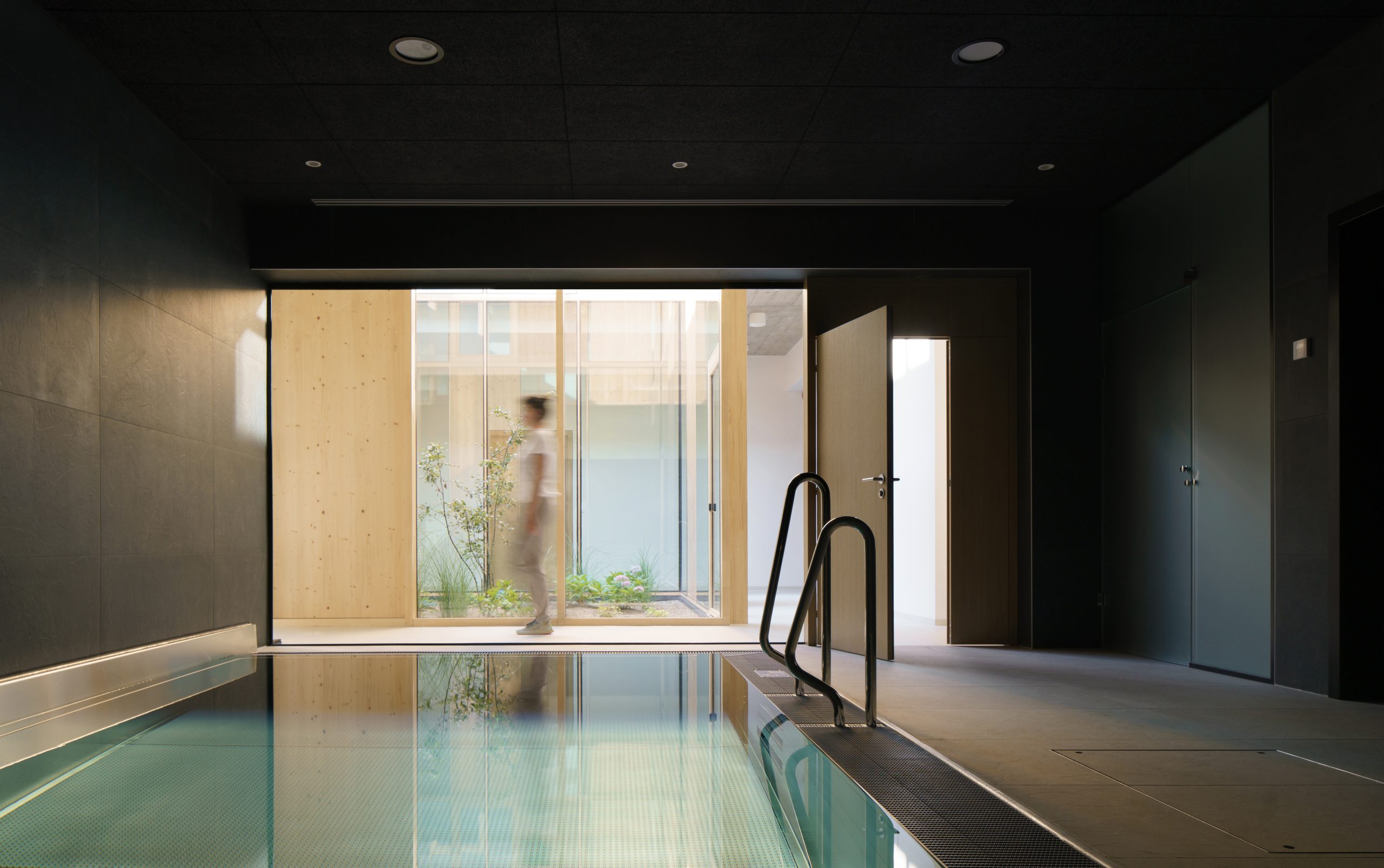 Pro rodiny je k dispozici společenská místnost, smyslová herna kino i bazén. Foto: Alex shoots buildings