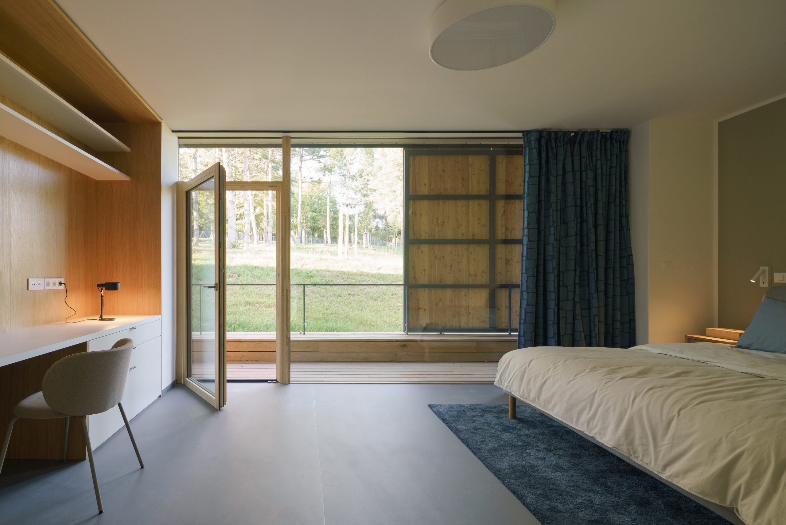 Moderní minimalistický objekt nabízí deset pokojů pro dětské pacienty, kteří potřebují paliativní péči, rehabilitace a terapii. Foto: Alex shoots buildings