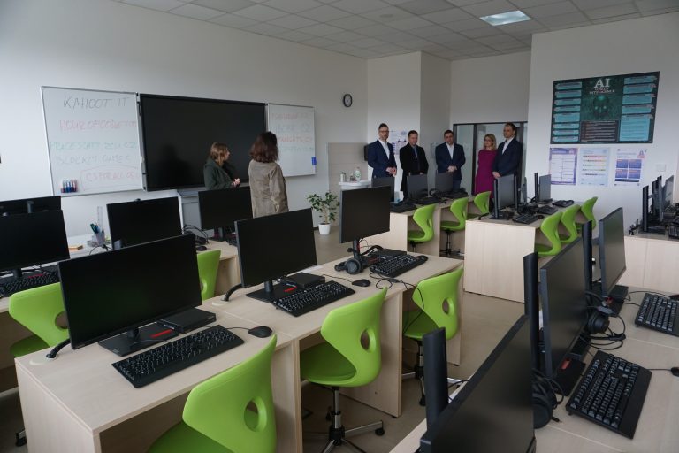 Pocitacova-ucebna-na-ZS-Luka-prvni-den-v-provozu