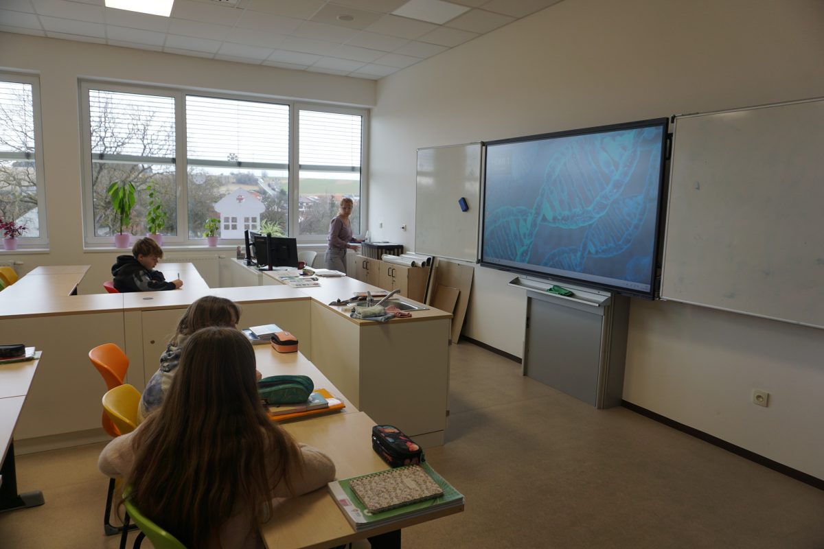 Specializovanou učebnu fyziky a chemie s moderní audiovizuální technikou si žáci ZŠ Luká poprvé vyzkoušeli tento týden.
