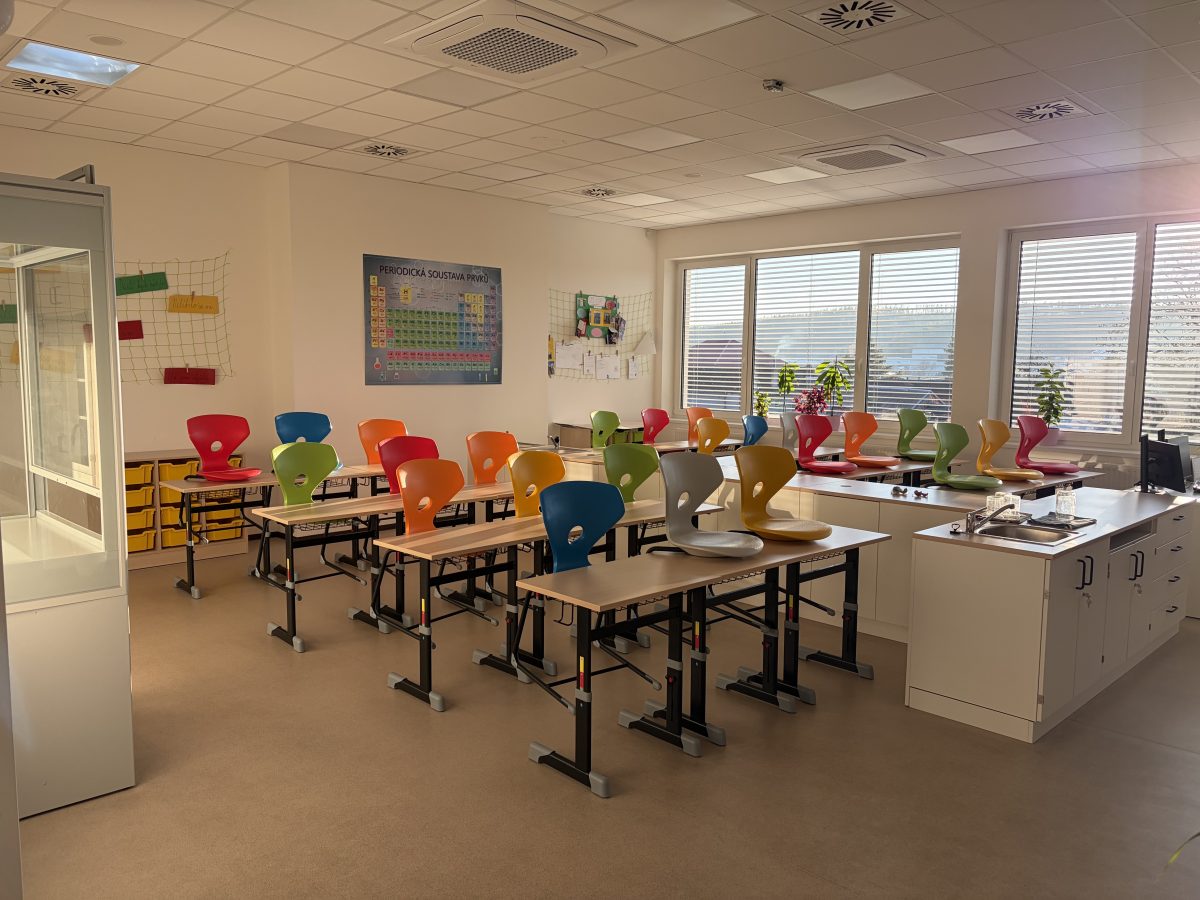 Modernizace tří odborných učeben zahrnovala také nákup ergonomického nábytku.