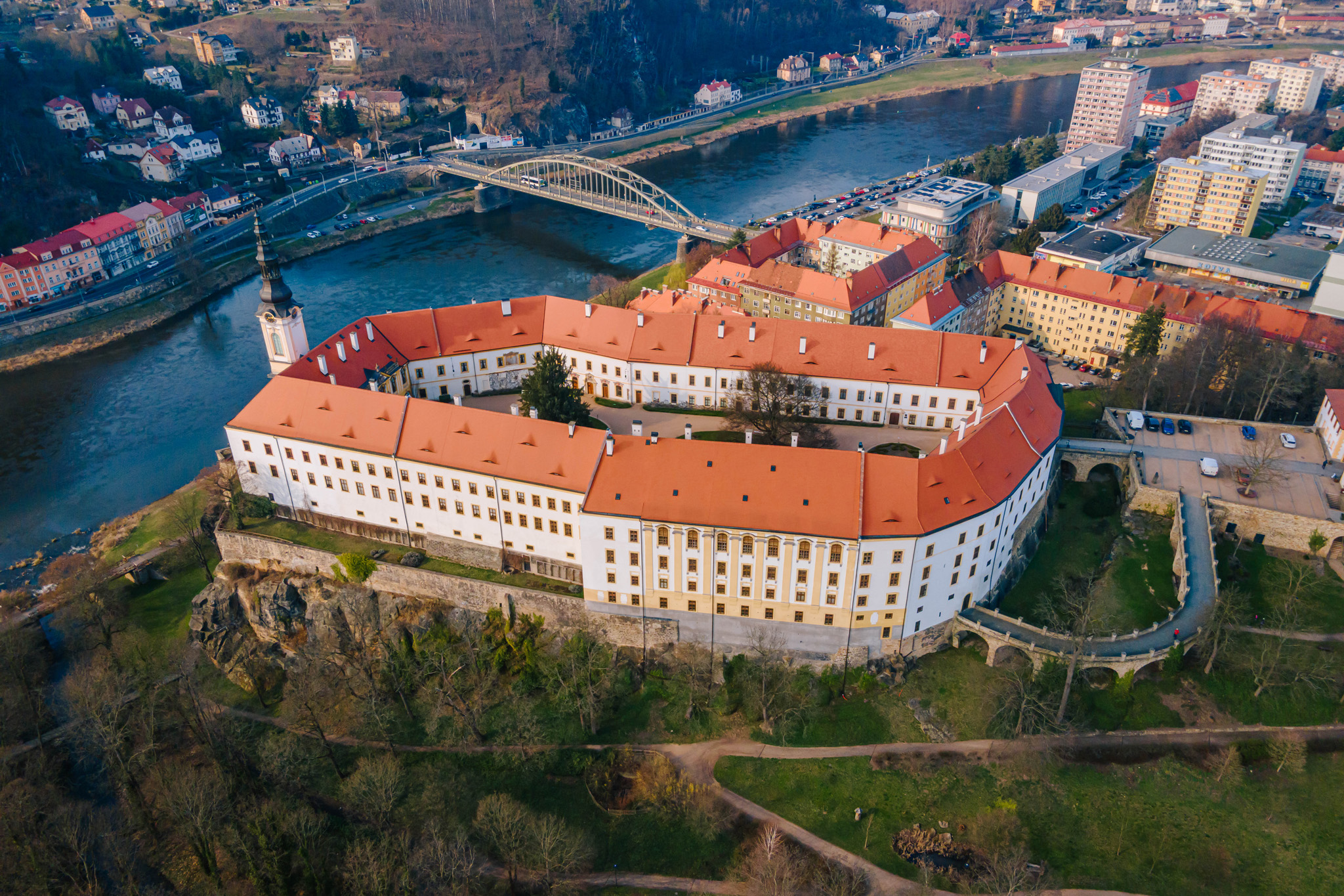 Díky zpřístupněným vyhlídkovým terasám se návštěvníkům otevírají unikátní pohledy na celý zámecký komplex.