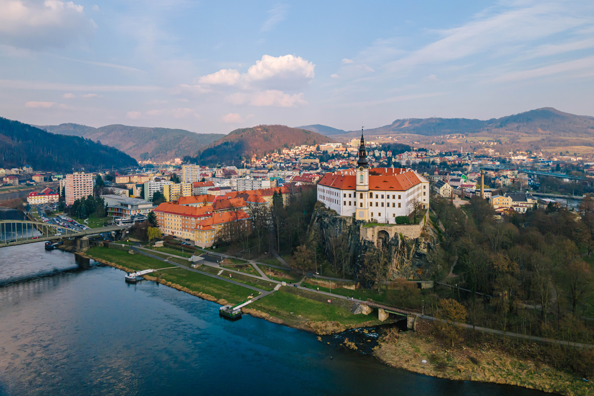 Díky zpřístupněným vyhlídkovým terasám se návštěvníkům otevírají unikátní pohledy na celý zámecký komplex.