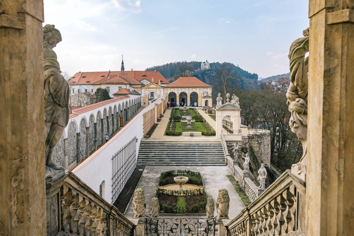 Růžová zahrada teď láká na 700 nově vysazených růží, precizně zrestaurované barokní fresky i atraktivní vyhlídkové terasy