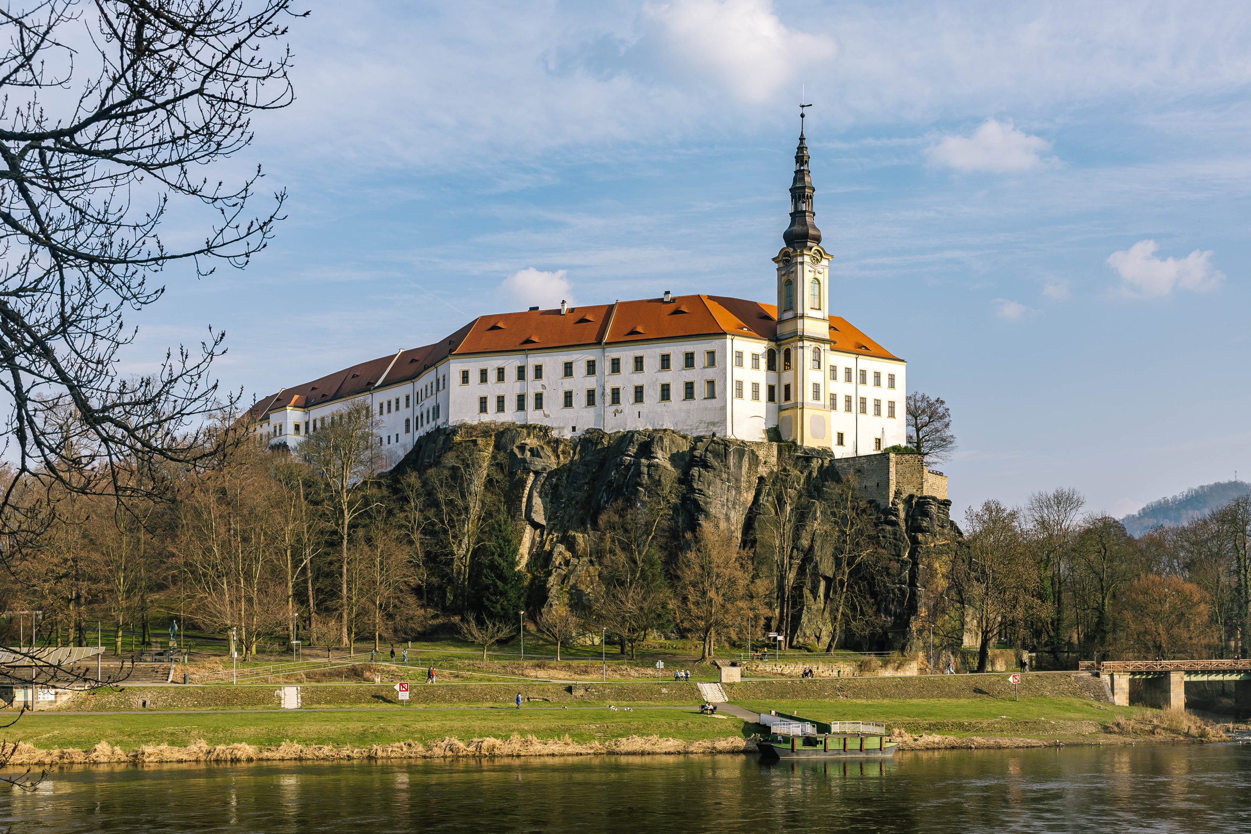 Díky zpřístupněným vyhlídkovým terasám se návštěvníkům otevírají unikátní pohledy na celý zámecký komplex.