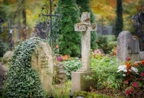 Zchátralé hroby v českém pohraničí se dočkají zasloužené obnovy. Přihlaste se na náš webinář o dotačním programu.