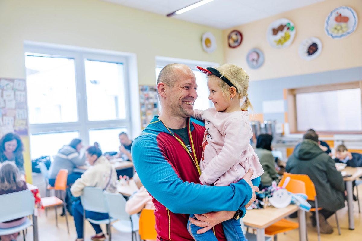 Škola v České Vsi ustála velkou vodu. Teď dětem otevírá svět robotiky 