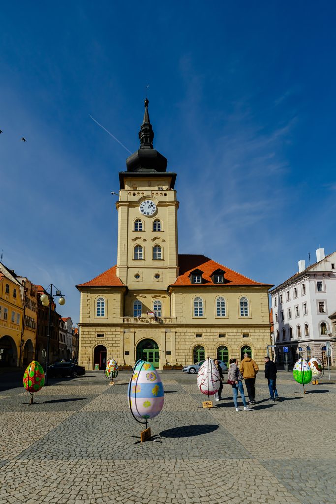 Historická radnice na náměstí v Žatci s hodinovou věží
