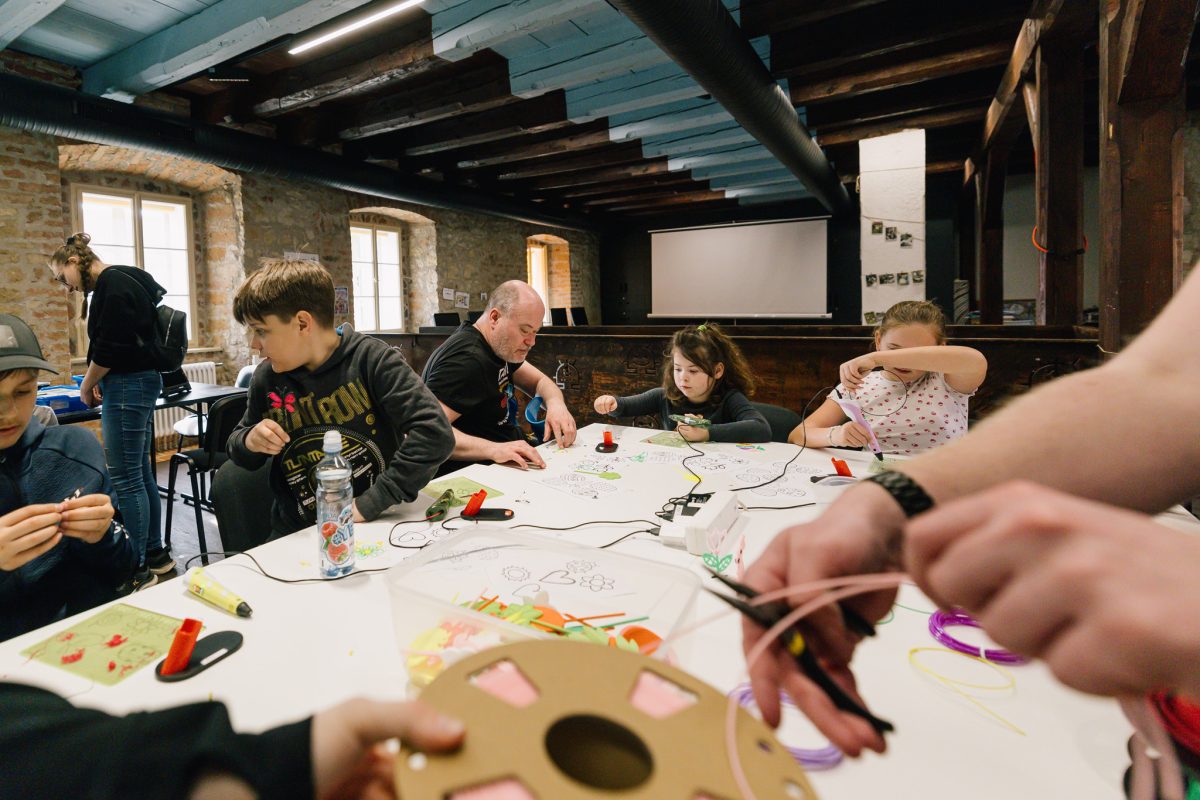 Děti a dospělí na kreativním workshopu