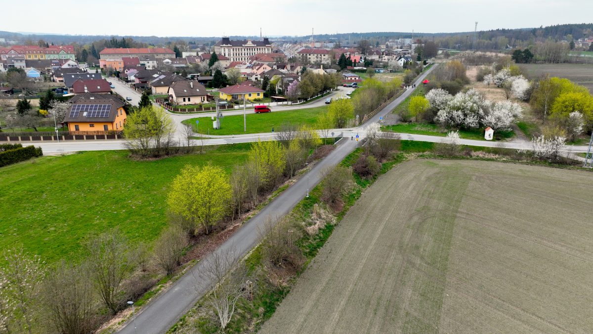 Nově budovaná cyklostezka bezpečně propojuje veselské nádraží a železniční zastávku, tedy jižní a severní část  města.