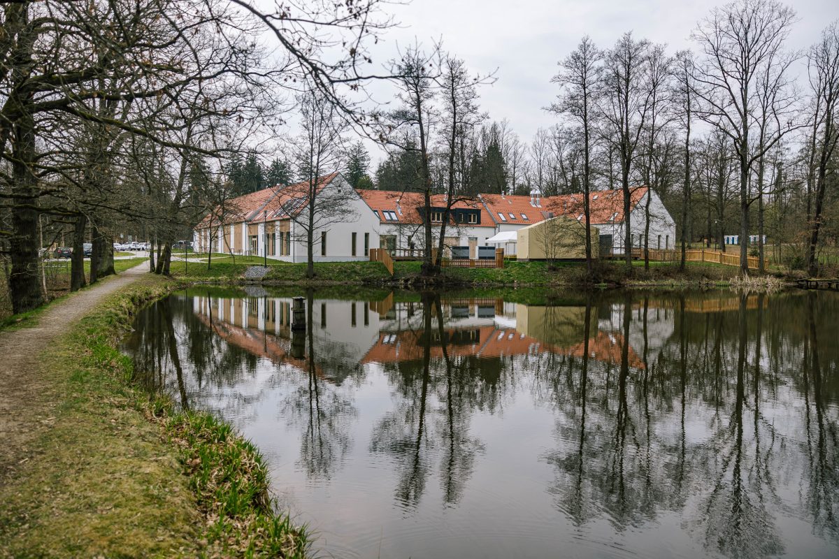 Rodiště Jana Žižky v Trocnově se rozrůstá. S evropskou podporou tam vzniklo návštěvnické centrum, zázemí pro pracovníky a nové expoziční prostory.