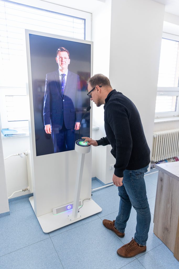 Videopanel s podobiznou starosty obce v místním infocentru odpovídá na dotazy a odlehčuje tak vedení obce.