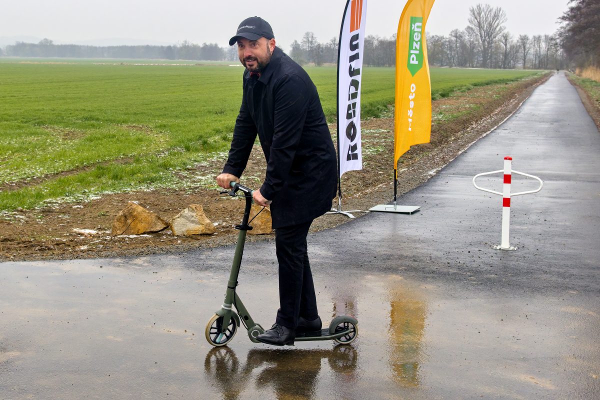 Nová cyklostezka z Malesic do Touškova už slouží cyklistům i pěším