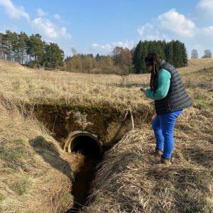Jak zadržet vodu v krajině? Česko a Polsko hledají společné řešení Změna klimatu se v krajině projevuje čím dál víc. Střídají se období sucha a přívalové deště, které dokážou během chvíle zvýšit riziko povodní. Krajina přitom často nedokáže vodu zadržet tak, jak by potřebovala, a dopady extrémního počasí jsou stále citelnější. Na tyto výzvy reaguje česko-polský projekt Stěnava – řeka, která nezná hranic, podpořený z programu Interreg Česko – Polsko. Odborníci z Česka a Polska v jeho rámci společně sledují, jak se krajina chová, kde dochází k rychlému odtoku a kde naopak chybí přirozené zadržení. Navrhují konkrétní opatření, která pomohou zpomalit odtok vody, obnovit přirozené procesy a lépe připravit území na sucho i extrémní srážky. Projekt se zaměřuje na území kolem řeky Stěnavy na česko-polském pomezí. Ukazuje, že přírodní procesy neznají hranice a že má smysl hledat řešení společně. Program Interreg Česko–Polsko dlouhodobě podporuje spolupráci napříč regiony a pomáhá řešit témata, která mají dopad na každodenní život. Péče o krajinu a její odolnost patří mezi ty nejdůležitější. 👉 Podrobnější pohled na projekt i konkrétní příklady z terénu najdete v článku na portálu Naše Broumovsko.