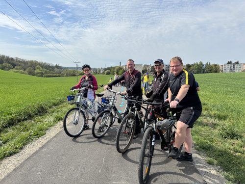Nová cyklostezka Benešov–Bedrč podpořená z programu IROP odděluje cyklisty a pěší od husté dopravy na silnici II/110.
