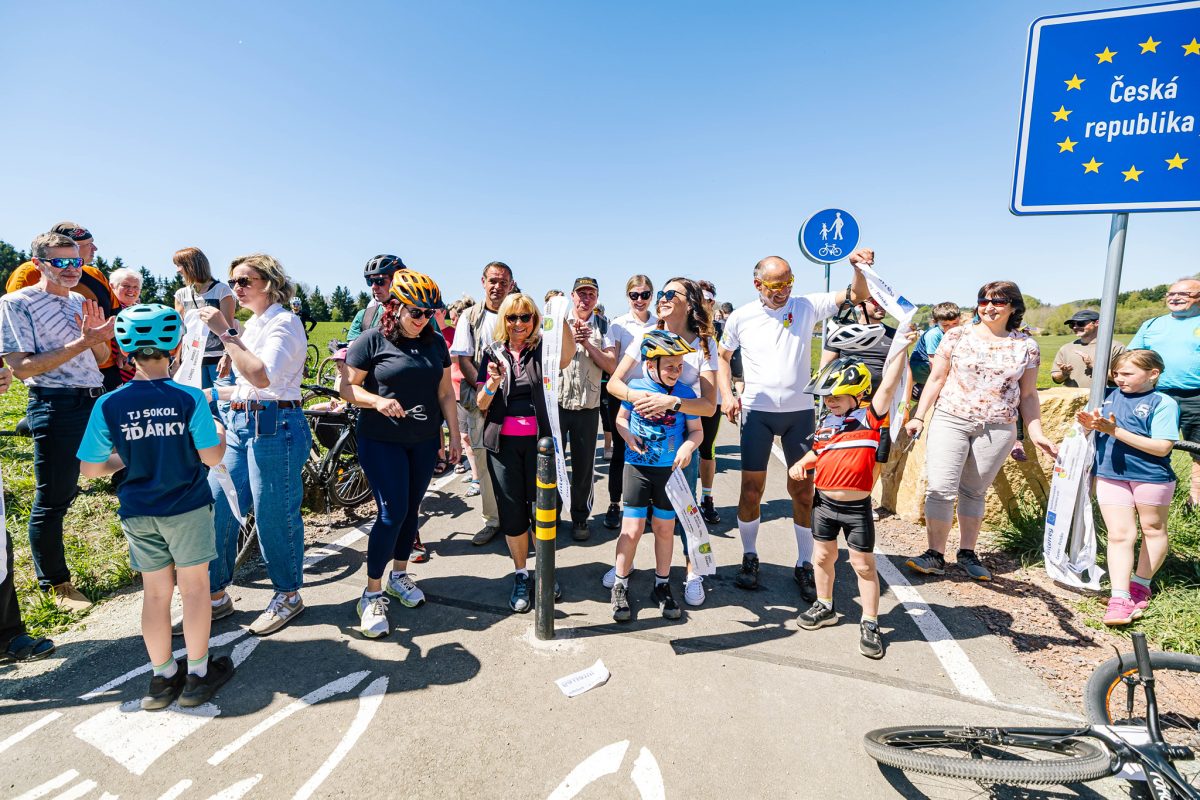 Slavnostní otevření nové cyklostezky u Žďárek, která propojuje české a polské trasy a zlepšuje bezpečný pohyb cyklistů v regionu.