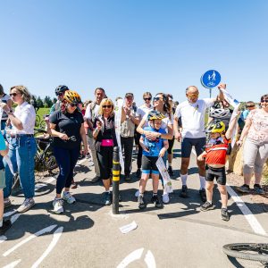 Slavnostní otevření nové cyklostezky u Žďárek, která propojuje české a polské trasy a zlepšuje bezpečný pohyb cyklistů v regionu.