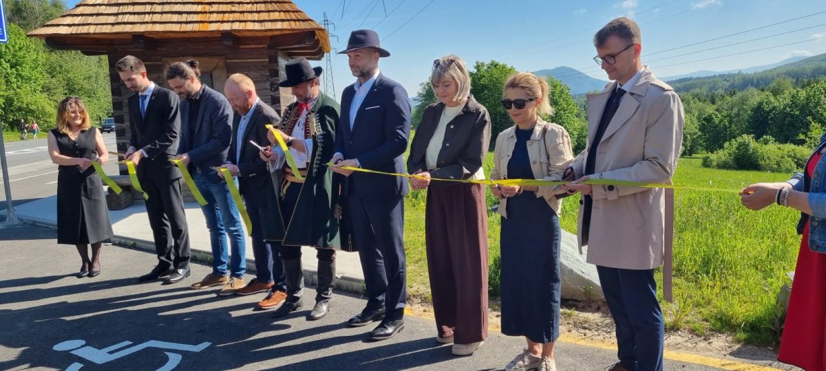 Slavnostní den byl zahájen na sedle Pindula, kde hejtmani Josef Bělica, Radim Holiš, zástupci okolních obcí a další pozvaní hosté otevřeli nově dokončené cyklostezky, které propojují Moravskoslezský a Zlínský kraj.