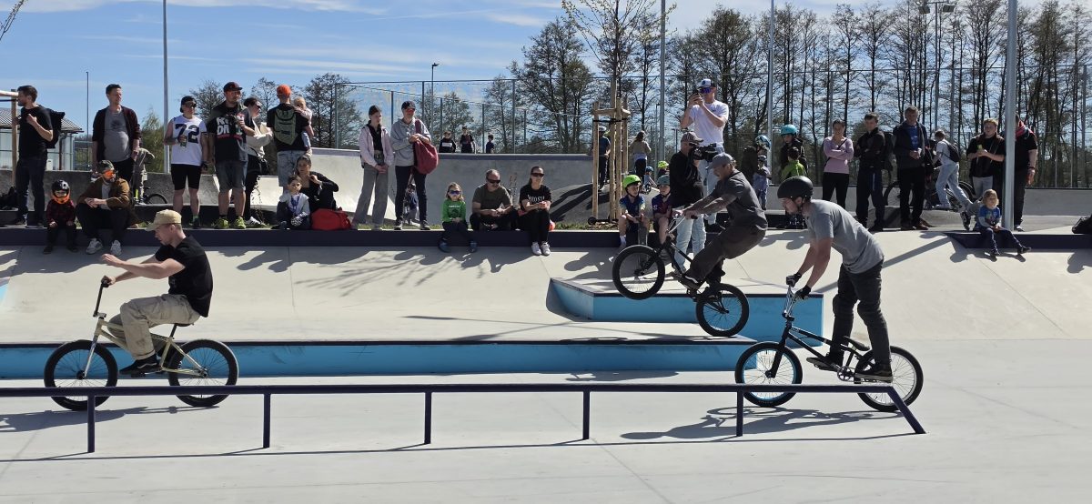 Nový multifunkční park v Nové Roli propojuje sport, relaxaci i přírodu. Projekt vznikl s podporou IROP a přináší prostor pro všechny generace.