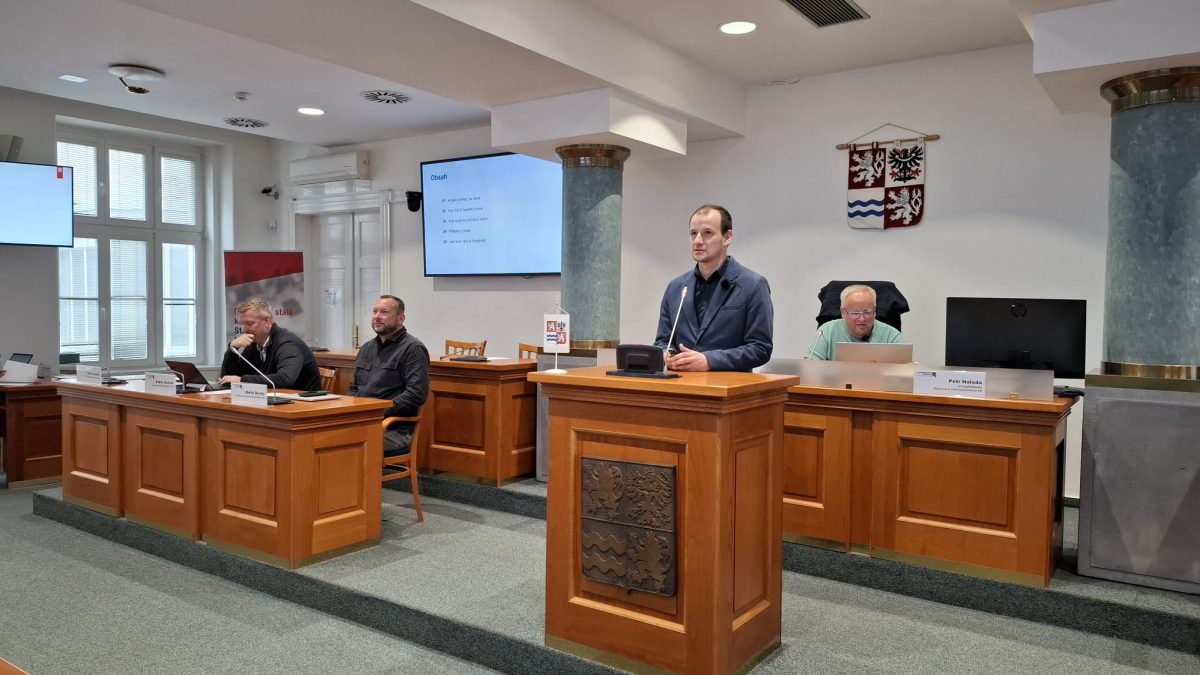  Miloš Šenkýř, vedoucí oddělení přípravy a koordinace rozvojových projektů CRR, na semináři pro starosty „AI jako pomocník pro obce“.