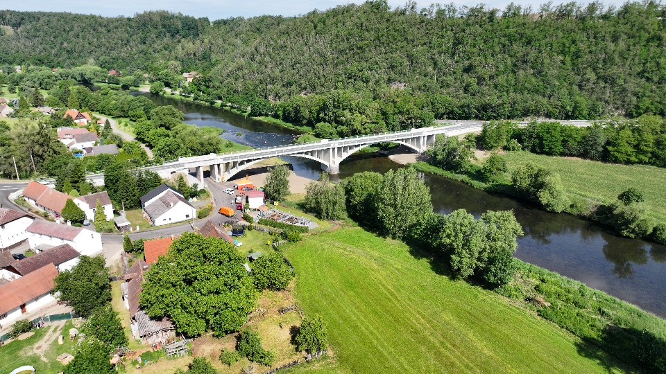 Liblínský most se po rekonstrukci vrací do provozu jako bezpečnější spojení pro řidiče i pěší.