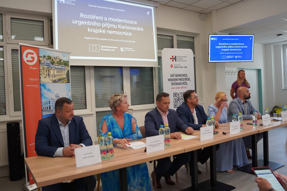 Zástupci Karlovarského kraje, Karlovarské krajské nemocnice, Centra pro regionální rozvoj a zhotovitele představují projekt rozšíření a modernizace urgentního příjmu Karlovarské krajské nemocnice podpořený z IROP.