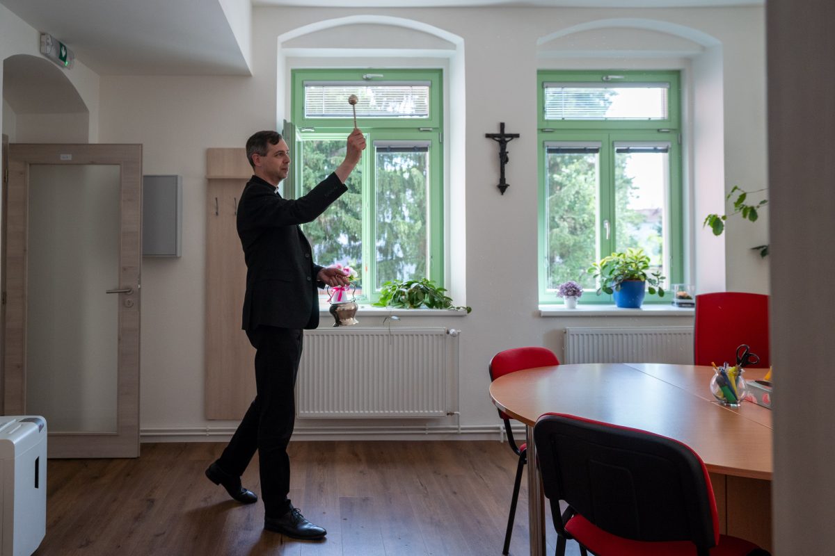 Součástí ceremoniálu bylo žehnání nových prostor a komentované prohlídky s pracovníky Charity.