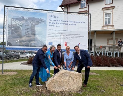 Představitelé Karlovarského kraje, nemocnice a partnerských institucí poklepáním na základní kámen slavnostně zahajují projekt rozšíření a modernizace urgentního příjmu Karlovarské krajské nemocnice.