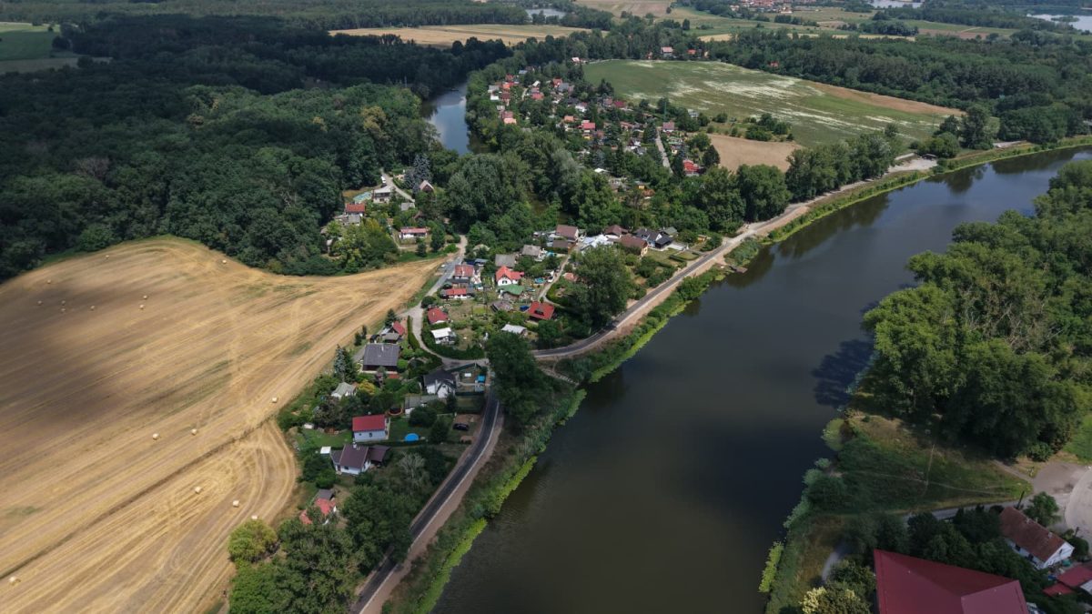 Nový úsek Labské stezky mezi Kostelcem nad Labem a Tuhaní nabízí bezpečnější a pohodlnější cestování. Zpevněná trasa usnadní pohyb cyklistům, pěším i rodinám s dětmi.