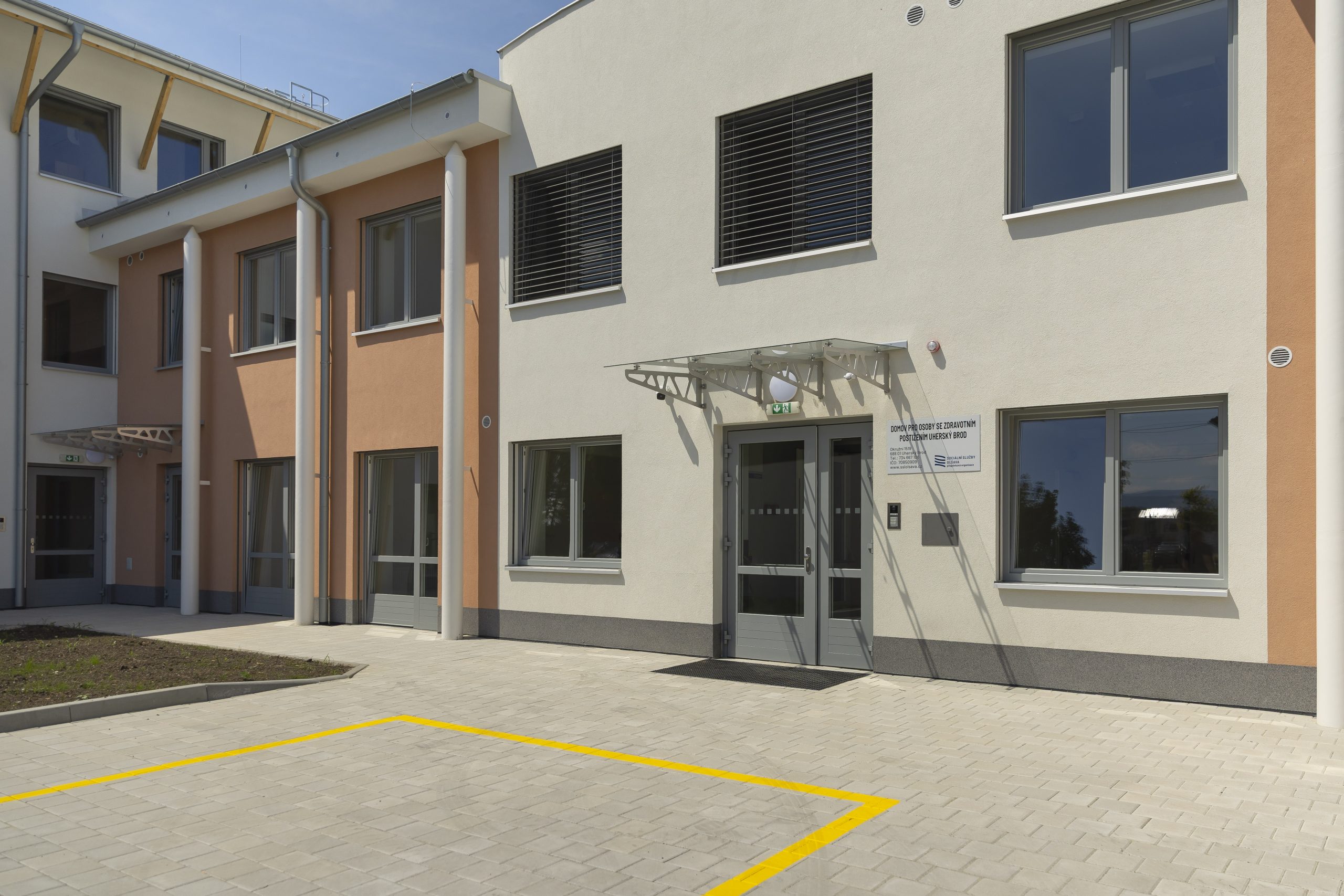 Nové komunitní bydlení v Uherském Brodě nabízí lidem s postižením více soukromí, samostatnosti a důstojnější podmínky pro život. Rekonstrukce původního zařízení přinesla bezbariérové zázemí, tři samostatné domácnosti a lepší podmínky pro každodenní fungování klientů.