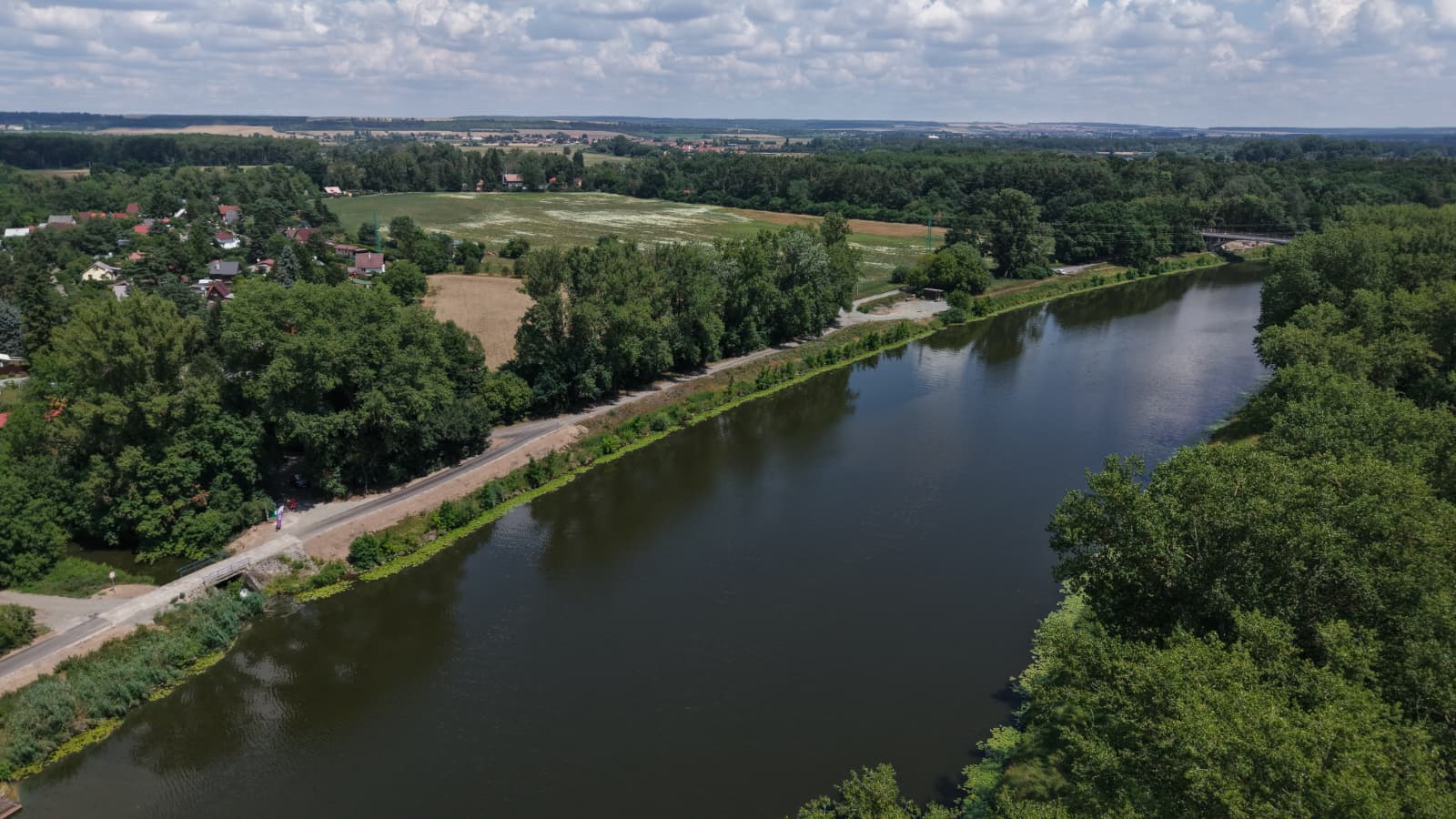 Nový úsek Labské stezky mezi Kostelcem nad Labem a Tuhaní nabízí bezpečnější a pohodlnější cestování. Zpevněná trasa usnadní pohyb cyklistům, pěším i rodinám s dětmi.