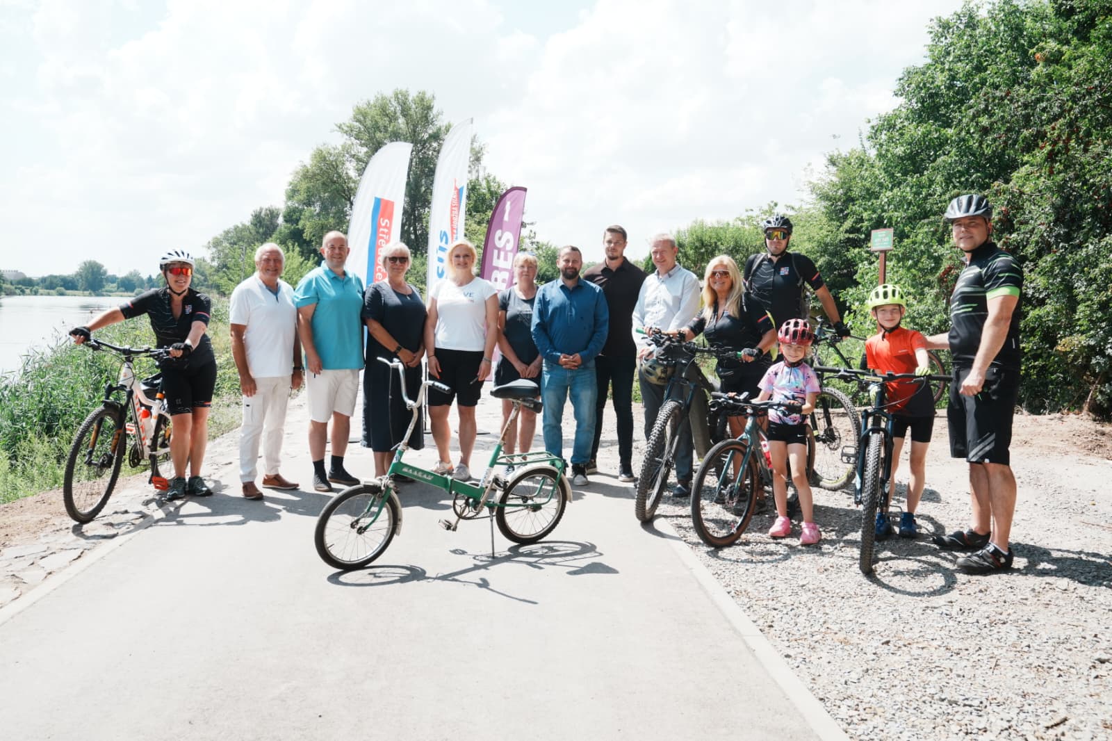 Nový úsek Labské stezky mezi Kostelcem nad Labem a Tuhaní nabízí bezpečnější a pohodlnější cestování. Zpevněná trasa usnadní pohyb cyklistům, pěším i rodinám s dětmi.