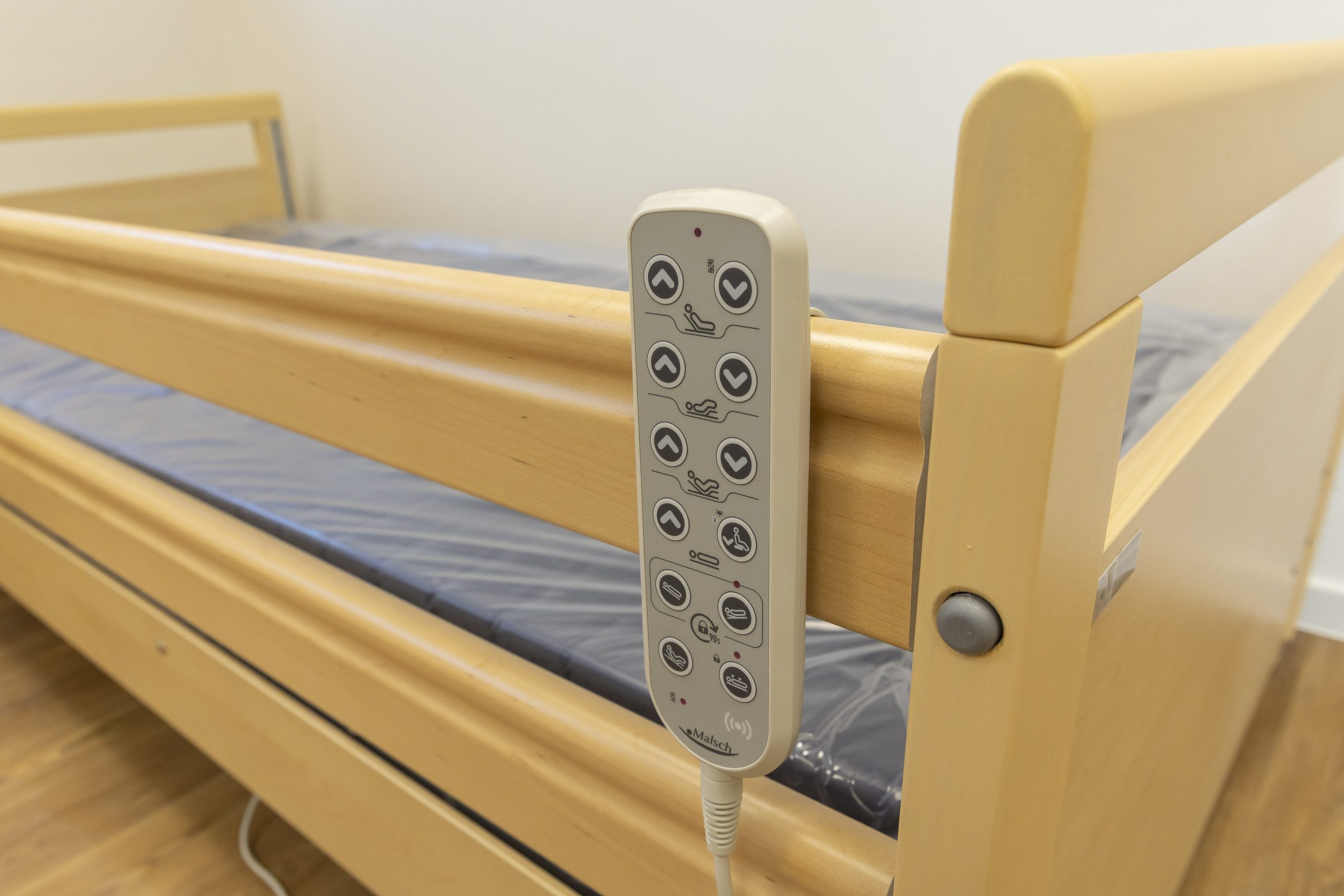 Nové komunitní bydlení v Uherském Brodě nabízí lidem s postižením více soukromí, samostatnosti a důstojnější podmínky pro život. Rekonstrukce původního zařízení přinesla bezbariérové zázemí, tři samostatné domácnosti a lepší podmínky pro každodenní fungování klientů.
