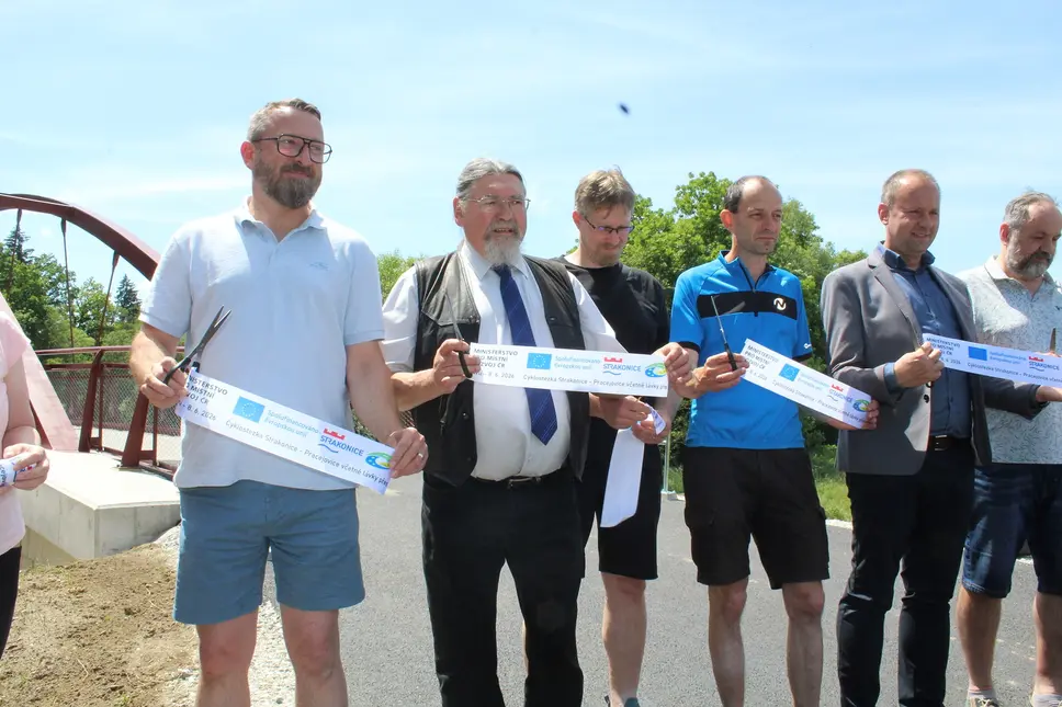 Nová cyklostezka mezi Strakonicemi a Pracejovicemi s lávkou přes řeku Otavu.