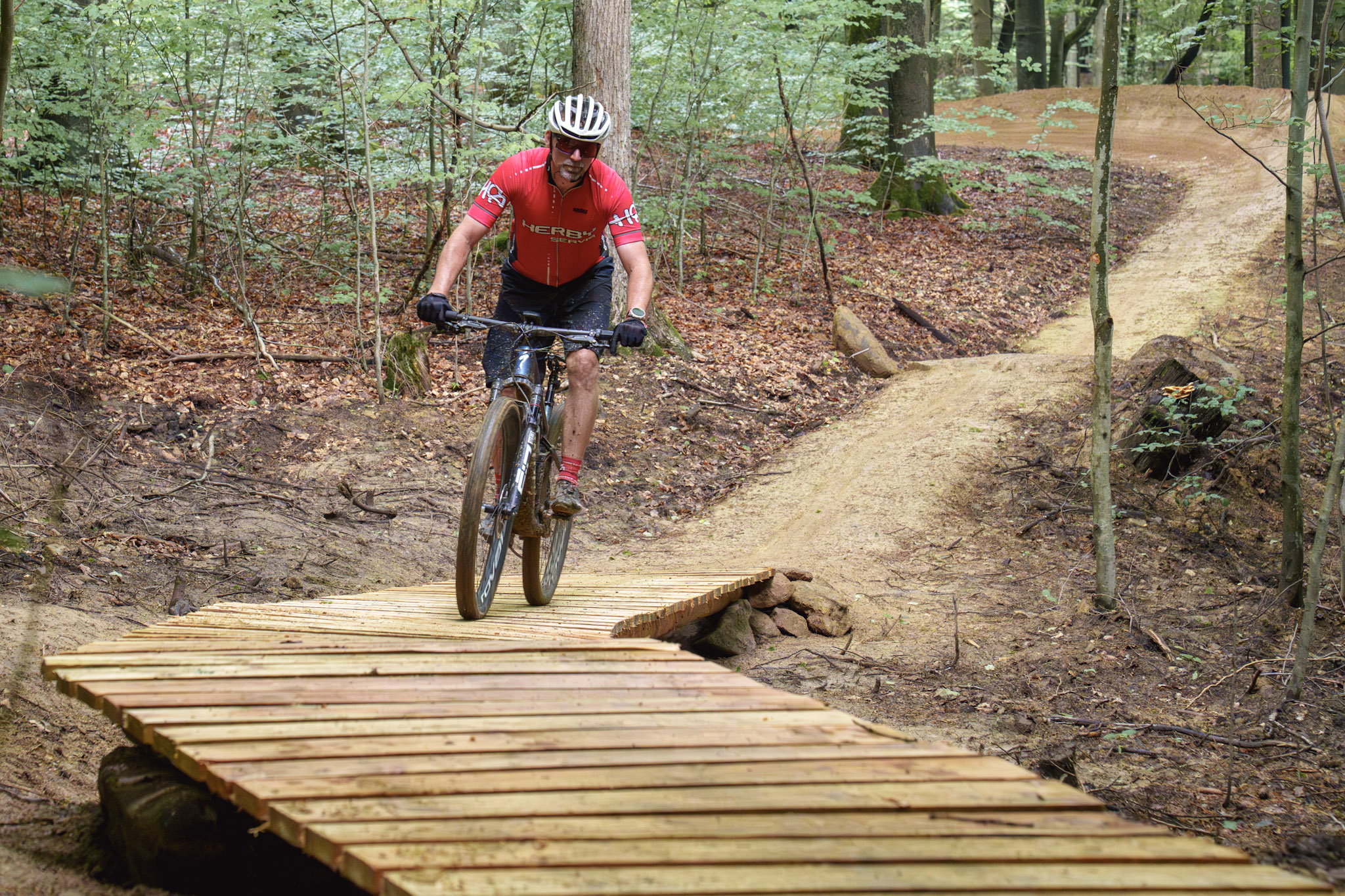 První trasy projektu Borderland Trails jsou otevřené. Po dokončení nabídne přeshraniční areál přibližně 35 kilometrů trailů pro začátečníky i zkušené.