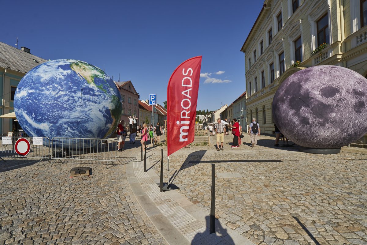 Velkolepé slavnosti při otevření zrekonstruovaného korza proměnily centrum Plané v kouzelné divadelní jeviště pod širým nebem.