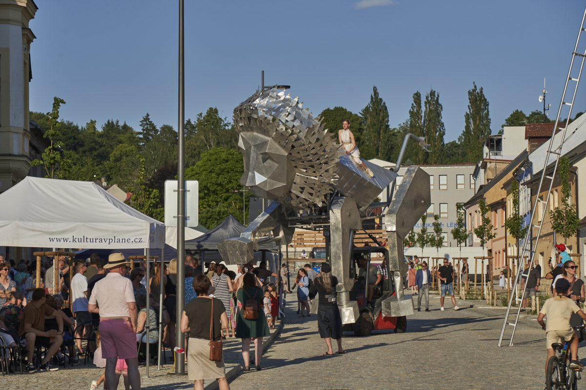 Revitalizované centrum Plané nabízí bezpečnější veřejný prostor, více zeleně i moderní dopravní zázemí díky podpoře z IROP.