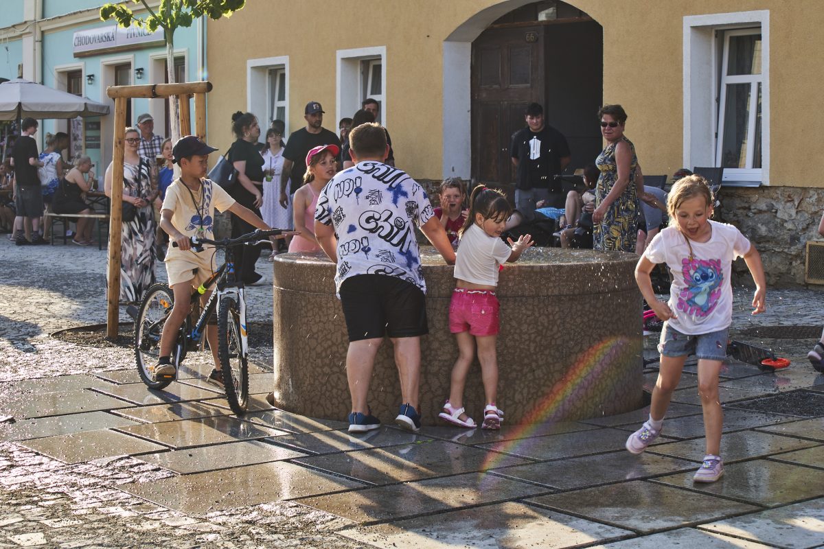 Velkolepé slavnosti při otevření zrekonstruovaného korza proměnily centrum Plané v kouzelné divadelní jeviště pod širým nebem.