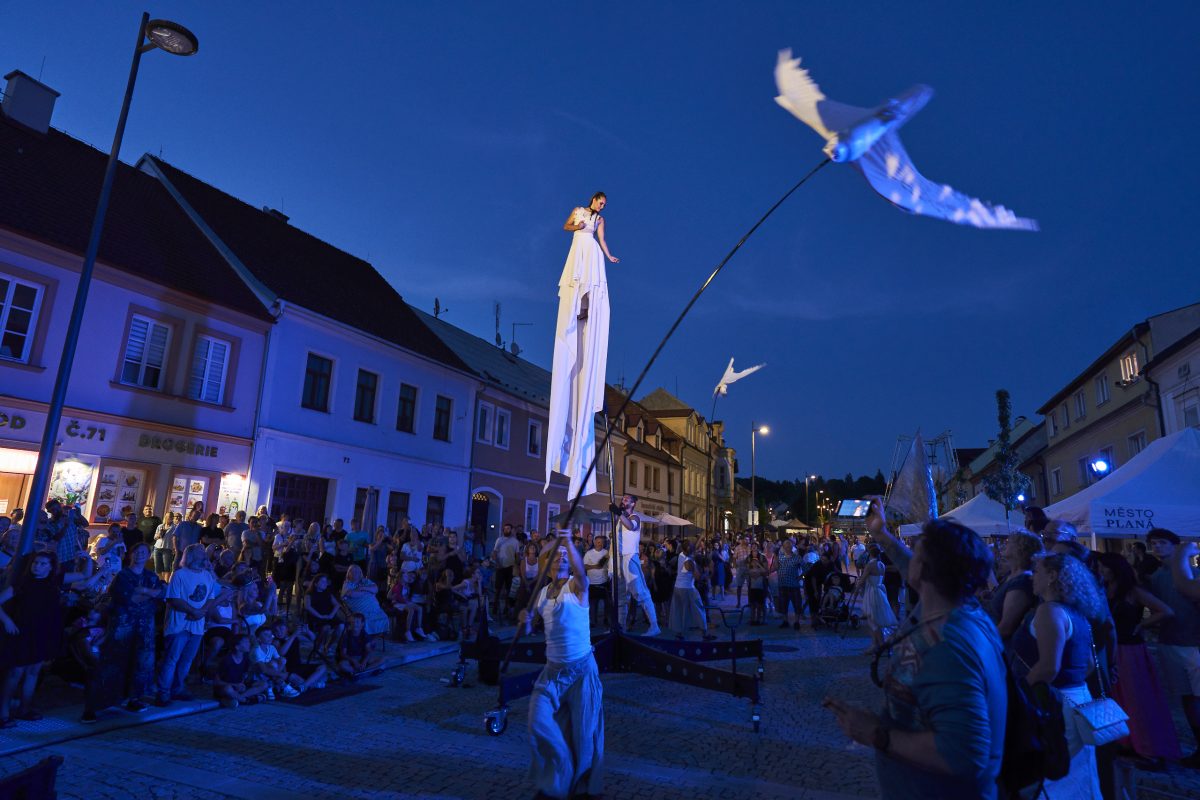 Velkolepé slavnosti při otevření zrekonstruovaného korza proměnily centrum Plané v kouzelné divadelní jeviště pod širým nebem.