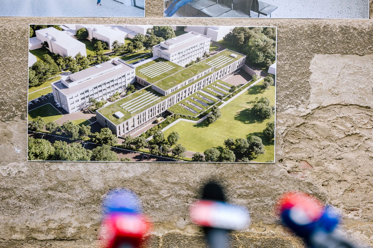 V Thomayerově nemocnici začala stavba centrálního urgentního příjmu. Projekt za 2,2 miliardy korun podpoří evropské fondy částkou 620 milionů korun.