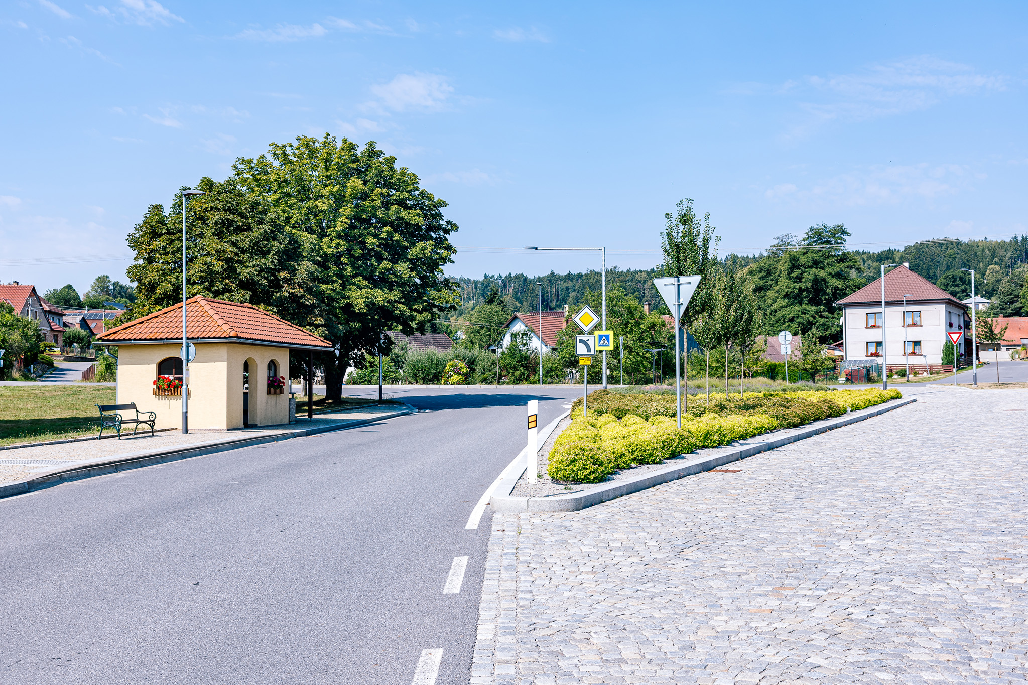 Cejle na Jihlavsku investovala do bezpečnější dopravy i obnovy rybníčku. Proměna veřejných prostranství zlepšila každodenní život místních obyvatel.