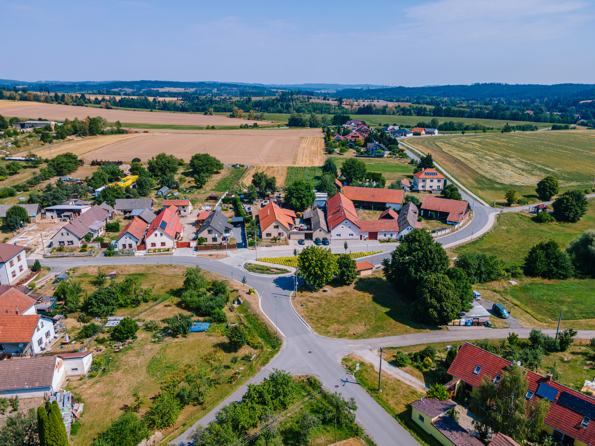 Cejle na Jihlavsku investovala do bezpečnější dopravy i obnovy rybníčku. Proměna veřejných prostranství zlepšila každodenní život místních obyvatel.