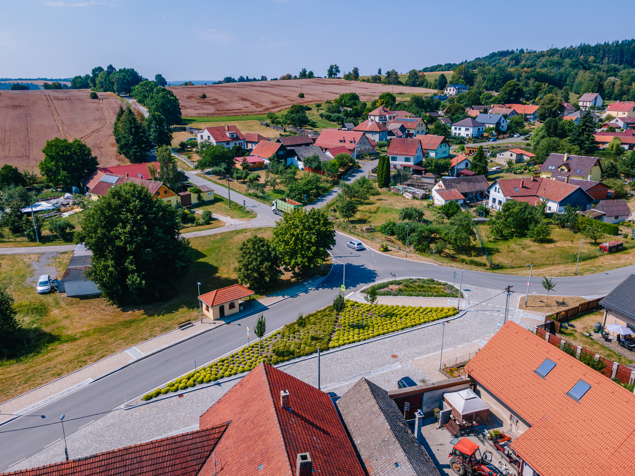 Cejle na Jihlavsku investovala do bezpečnější dopravy i obnovy rybníčku. Proměna veřejných prostranství zlepšila každodenní život místních obyvatel.