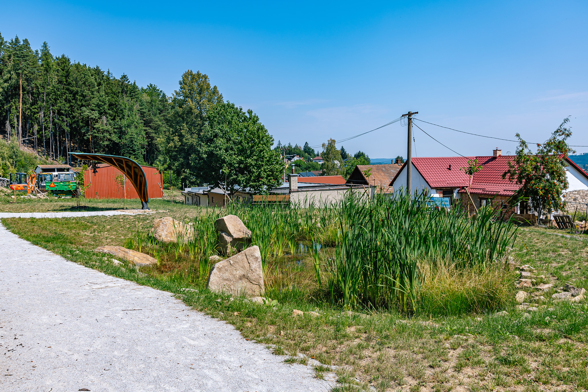 Cejle na Jihlavsku investovala do bezpečnější dopravy i obnovy rybníčku. Proměna veřejných prostranství zlepšila každodenní život místních obyvatel.