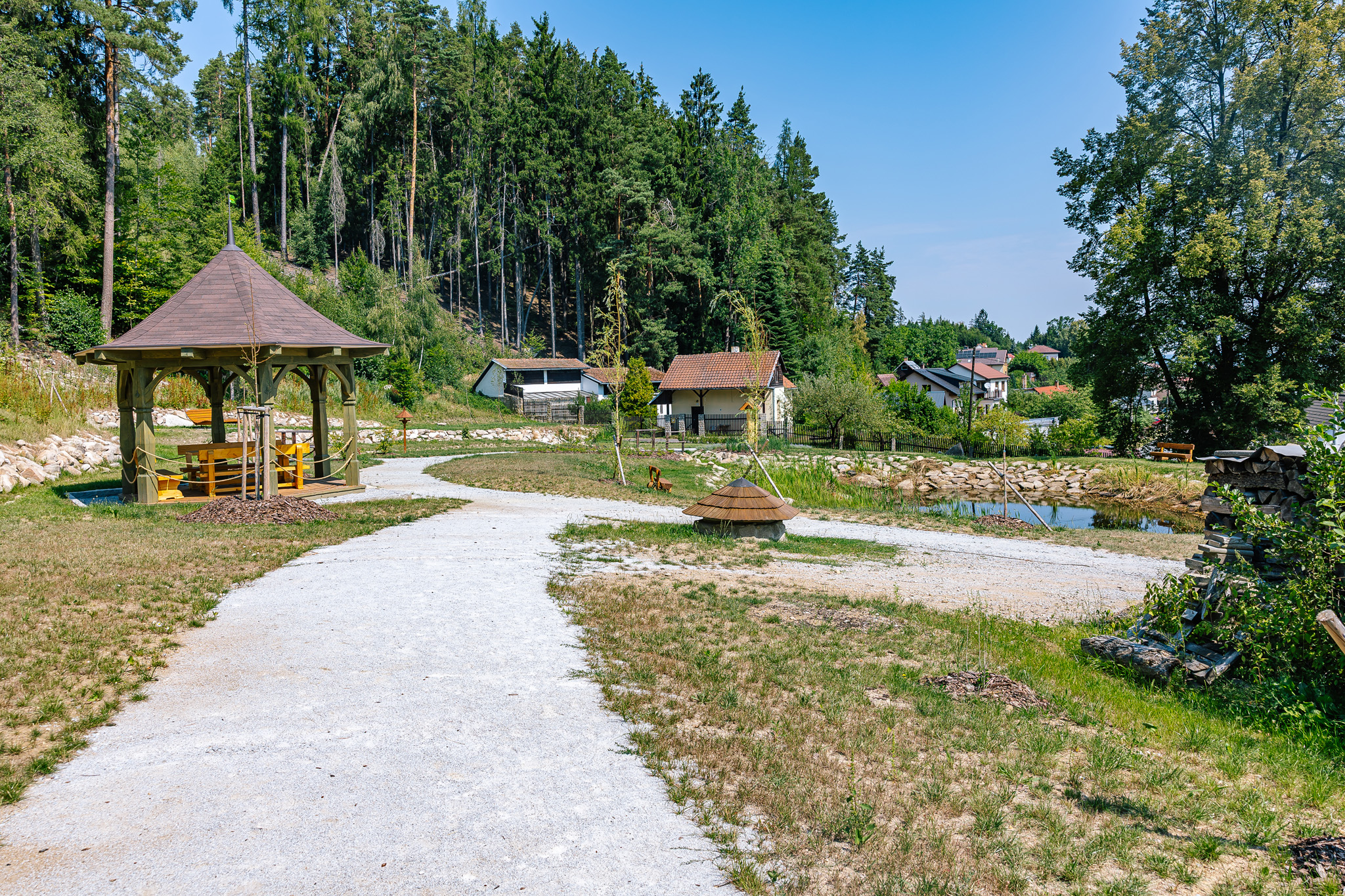 Cejle na Jihlavsku investovala do bezpečnější dopravy i obnovy rybníčku. Proměna veřejných prostranství zlepšila každodenní život místních obyvatel.